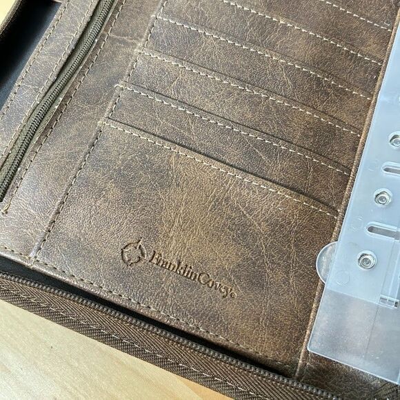 Franklin Covey 41496 Basic Zip Binder Brown Distressed Faux Leather 7 Rings 1.5" - Picture 6 of 6